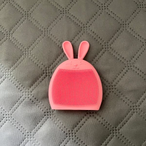 Rosa silikonborste för sminkborstar - Supersöt rosa rengöringsborste i form av en kanin, perfekt för att rengöra sminkborstar. Tillverkad i mjuk silikon med små piggar på framsidan som effektivt tar bort sminkrester. Enkel att hålla i och lätt att använda.