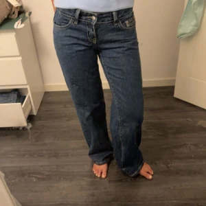 Jeans  - Jättefina jeans ifrån Ginatricot fina fickor, lågmidjade raka jeans perfekt till fest elelr vardag 🥰🤩