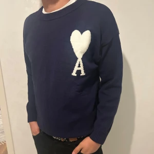 Ami Paris - | Säljer en mörkblå stickad tröja från Ami Paris | skick 9/10 | pris kan diskuteras!!!!!