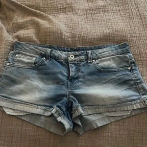 Ljusblå low jeans shorts  - Snygga ljusblå low jeansshorts, från vermoda. Köpt second hand men inga tecken på användning. Hör av er vid frågor!!🩷vid snabb affär kan jag sänka priset