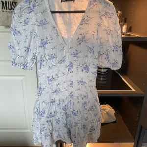 Blommig kortklänning från Zara - Säljer min så fina och kända kläning från zara då den är för liten. Köpte secondhand och har själv använt typ 3 gånger men den har inga tecken på användning❤️Skriv för fler bilder💕💕