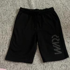 Svarta tränings-/mjukisshorts från Warp - Svarta shorts från Warp med elastisk midja och snörning. Typ aldrig använda då de har varit lite för små, så väldigt bra skick! 