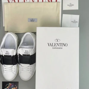 Valentino Garavani Rockstud sneakers - Snygga vita Valentino Garavani Rockstud sneakers med svart band och ikoniska nitar. Helt nya, bara seriösa skriver. Tack! Priset går o diskutera 