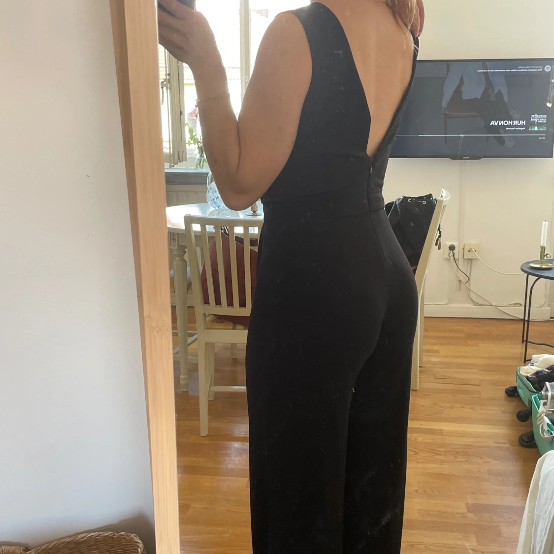 Svart ärmlös jumpsuit med v-ringning - 1