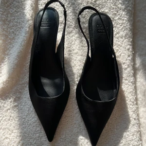 Svarta klackskor med lågklack - Ett par super snygga svarta klackskor med lågklack på 5-6 cm samt bred passform. Passar perfekt till dom med lite bredare fötter🩷