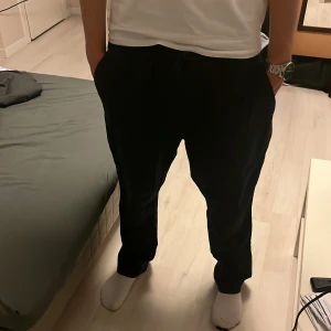 Mörkblå linnebyxor med snörning - Skriv vid funderingar 