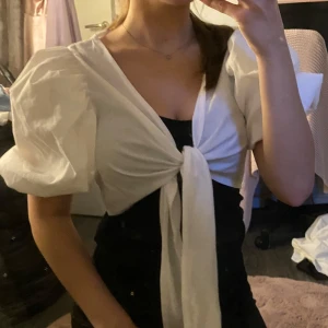 Vit topp med puffärm och knyt - Superfin vit topp med puffärmar. 