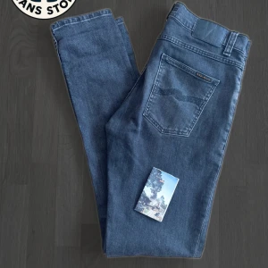 Nudie jeans lean dean - Säljer dessa tidlösa slim fit nudie jeans i nytt skick i en riktigt snygg wash 😎 | Size: W30 L34 | Modell: Lean Dean | Skick: 10/10 | Person: 186 65kg | Nypris: 1600 kr | Skriv vid minsta lilla fråga! 🗣️🗣️  Nudie jeans erbjuder också gratis lagningar och uppläggning av deras byxor, utan kvitto! 👍