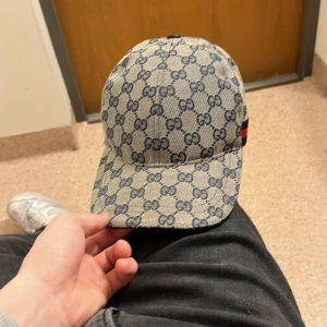 Navy blue Gucci Keps - Dags att sälja min Navy blue Gucci keps som jag inte använder längre. Köptes för 1,5 år sedan men har inte använt den så mycket på senaste. 
