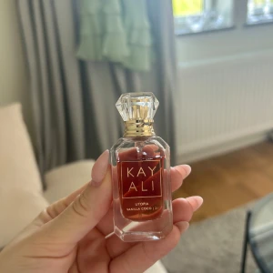 Kayali Utopia Vanilla Coco parfym - Kayali Utopia Vanilla Coco 10ml. Doften har inslag av vanilj och kokos, perfekt för dig som gillar söta och exotiska toner. Återstår ca 9 ml