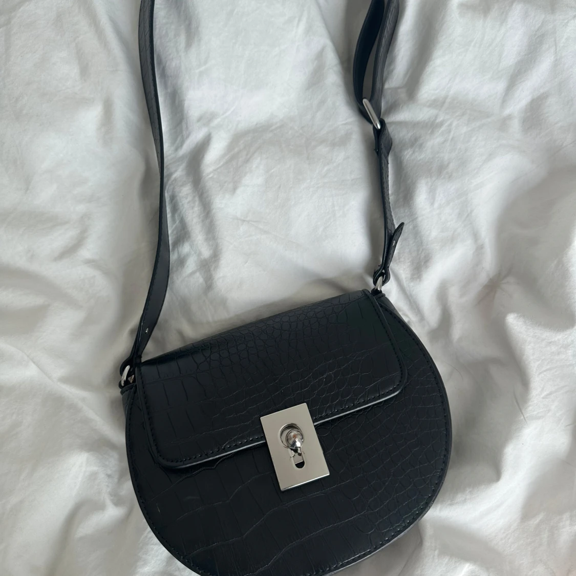 Svart axelväska med krokoprägling