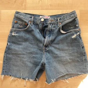Jeansshorts från Tommy Hilfiger  - Jeansshorts från Tommy Hilfiger. Strl 26/32. Superfint skick