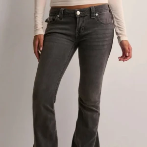 True Religion jeans  - Säljer dessa True Religion jeans som endast används en gång o då klipptes bakre lappen bort vilket gjorde ett litet hål se bild 3. Endast använt en gång och är i storlek i 28. Pris går att diskutera 🫶🏻