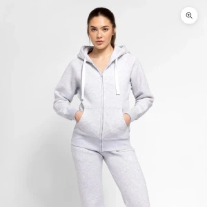 Grå kofta från russemerch  - Helt ny kofta med lapp kvar från russemerch i stl M sitter som en S!🥰