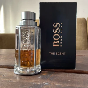 Hugo Boss The Scent - Säljer min parfym The scent från Hugo Boss. Parfymen är väldigt omtyckt bland damerna och passar perfekt för vintern och kalla vår/höstdagar! Denna parfym är köpt på kicks.se och kostar nypris 1000kr. Flaskan rymmer 100ml varav 45 ml är kvar! Pris kan självklart diskuteras och om de finns funderingar är de bara att skriva!