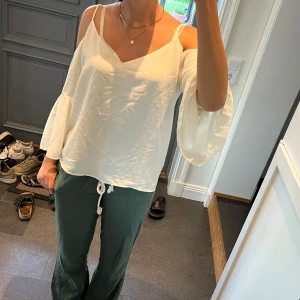 Vit off shoulder blus - Vit volangblus från H&M i storlek 38. Fint skick. Använd gärna köp nu!