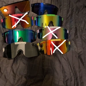 Pitvipers  - Säljer flera par sportiga solglasögon med spegelglas i olika färger. Perfekta för utomhusaktiviteter och träning. De har en modern och futuristisk design med breda glas och smala skalmar.