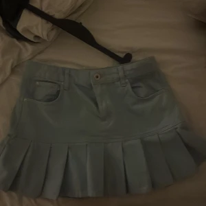 Ljusblå kjol från Bershka - Snygg ljusblå kjol från Bershka med veckad nederkant och klassisk femficksdesign. Perfekt för en stilren look. 🩵