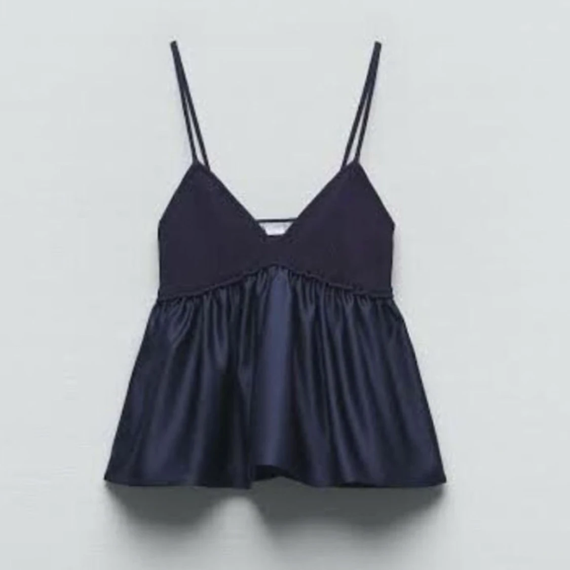 Mörkblå satinlinne med ribbad topp