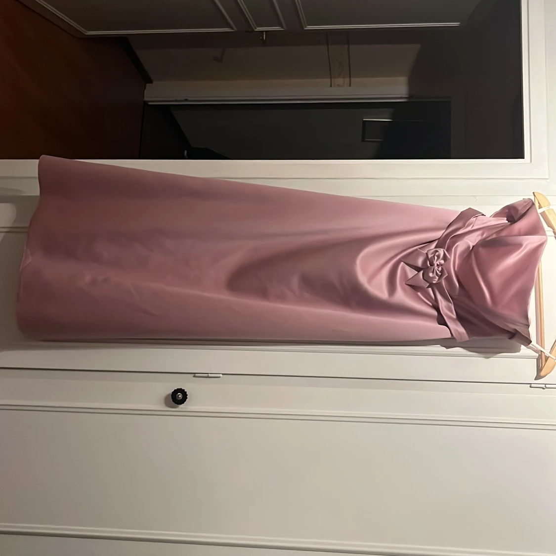 Ljusrosa axelbandslös klänning