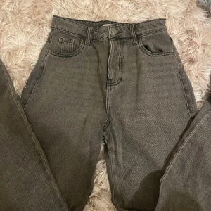 Grå jeans från STR - Säljer dessa super snygga jeans från STR i stl 32 💘