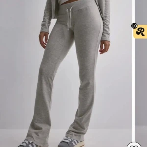 Grå mjukisbyxor med snörning - Säljer ett par bekväma grå mjukisbyxor med snörning i midjan. Byxorna är lågmidjade med utsvängd passform.