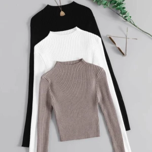 Ribbad croppad tröja i tre färger - Snygg ribbad croppad tröja i svart, vit och beige med halvpolo. Köpta för 300kr på SHEIN