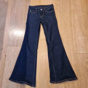 Low waist bootcut jeans  - Snygga mörkblå bootcut jeans. Är I storlek 24/30, men är uppsydda så dom passar nån som är 155 cm eller några cm längre.