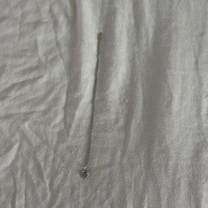 Silver halsband från Ur&Penn - Så himla fint, aldrig använt. Den är perfekt för en extra touch på vardagen. Låda till halsbandet tillkommer