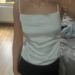 Topp med öppen rygg - Jätte fin topp från Zara med öppen rygg. Passar till allt och är jättefin nu till sommaren🙌🏼