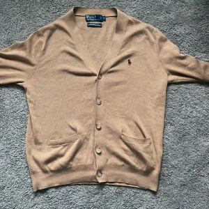 Ralph lauren kofta - Fet raffe kofta/cardigan utan defekter och i 10/10 skick. Storlek s/xs och såklart äkta. Pris kan diskuteras och hör även av dig vid frågor!