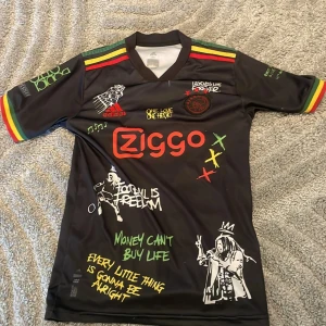 Svart fotbollströja med Bob Marley-tema  - Säljer en fotbollströja med bob marley på( custom ajax). Pris kan diskuteras!