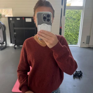 Vinröd stickad tröja - Säljer en vinröd stickad tröja med v-ringning. 