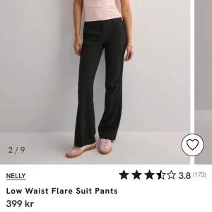 Snygga svarta kostymbyxor från Nelly med låg midja och utsvängda ben. Perfekta för en stilren look. Byxorna har en klassisk design med dragkedja och hällor för bälte. Perfekt längd för en som är 170+, kom privat för bättre bilder💞