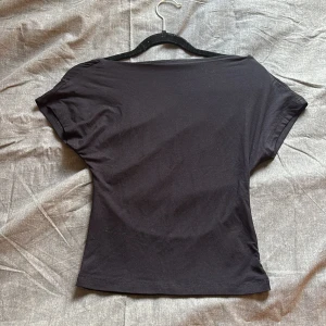 Svart kortärmad topp - Svart topp med öppen rygg. Jätte skönt material och perfekt i sommar💗