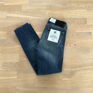 Blå skinny jeans från Neuw - Snygga blå skinny jeans från Neuw i modellen Iggy. De har en klassisk femficksdesign och en modern tvättad look. Perfekta för en stilren och trendig outfit. De är helt nya. 