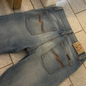 Nudie jeans Lean dean  - Säljer ett par tvär feta nudie jeans i moddelen Lean Dean. Skick: Nyskick nästan nya 9/10✅✅ inga defekter nypris runt 2000kr vårt pris 560kr🤩vid mer eventuella frågor kontakta gärna oss 🤳W29 L32