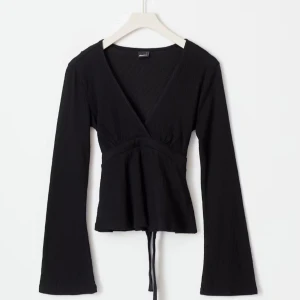Gina tricot tie topp - Snygg svart långärmad topp med v-ringning. Den knyts på baksidan💗 storlek M men passar XS/S, använd 1 gång