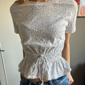 Zara topp  - Så söt prickig topp från Zara i storlek M, men passar mig som vanligtvis har S.💛 Endast abvänd ett fåtal gånger och i fint skick! 
