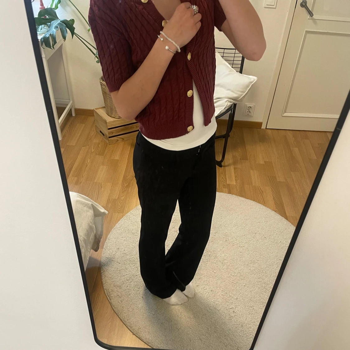 Vinröd kofta med guldknappar - 1