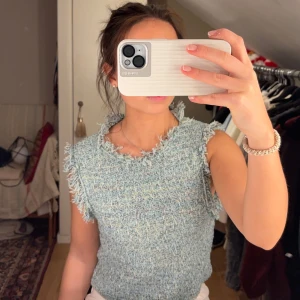 Mango topp - Supersöt mango topp. Aldrig använd! Har lite silver-trådar som ger en lite  glittrande effekt🙌🏼