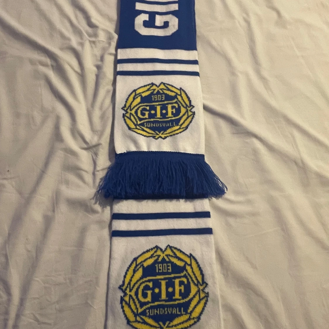 Blå och vit halsduk med GIF Sundsvall-logga