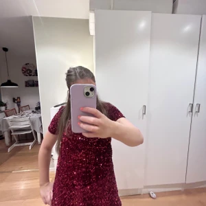 Vinröd glitterklänning zara - Säljer en helt ny oanvänd klänning från zara, i 164 men passar mig som vanligtvis bär S 