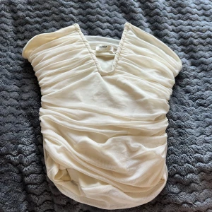 Topp från pull and bear - (Flyttrensning) Vit topp från pull & bear, vit/beige