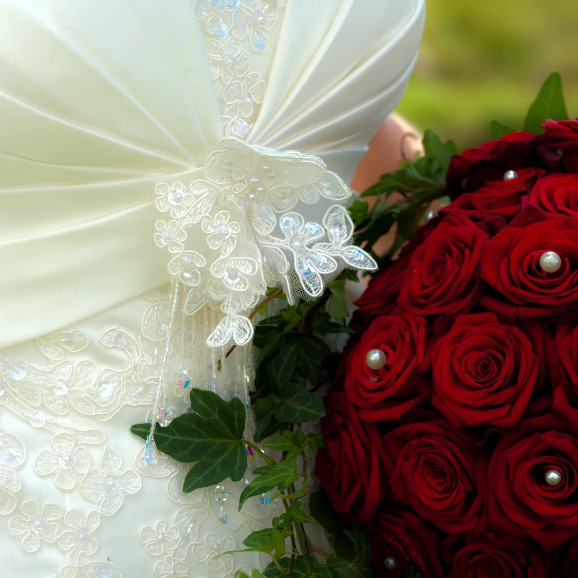 Vit axelbandslös brudklänning med spetsdetaljer - 1