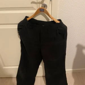 Svarta byxor från numph  - Säljer ett par svarta byxor från numph. Byxorna har en loose passform och är tillverkade i ett mjukt material. Perfekta för en avslappnad stil.