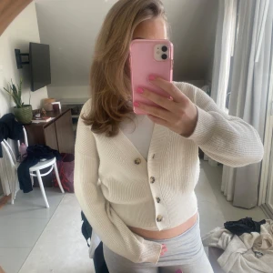 Vit kofta - Säljer denna superfina koftan från bikbok som är i väldigt fint skick och passar till allt. ☺️