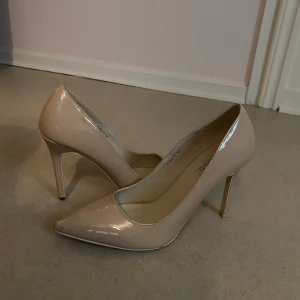 Klackar  - Klackar ifrån Nelly i ljusbeige färg storlek 39