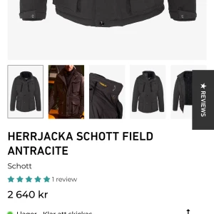 Field jacket schott NYC - Säljer en svart vinterjacka från Schott NYC. Jackan har en hög krage och flera praktiska fickor med både dragkedja och knappar. Perfekt för kalla dagar med sin robusta design och varma foder. Schott NYC-loggan är diskret broderad på ärmen.