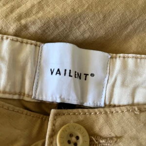 Beige byxor från Vailent - Snygga beige byxor från Vailent med en avslappnad passform. Byxorna har framfickor och bakfickor . Perfekta för vårdagar och sommarkvällar. I mycket bra skick. Inprincip oanvända 